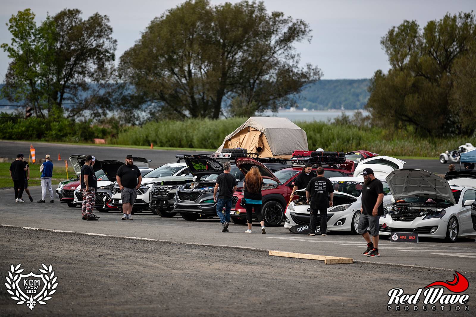 Participants parmi les voitures du KDM Show 2023