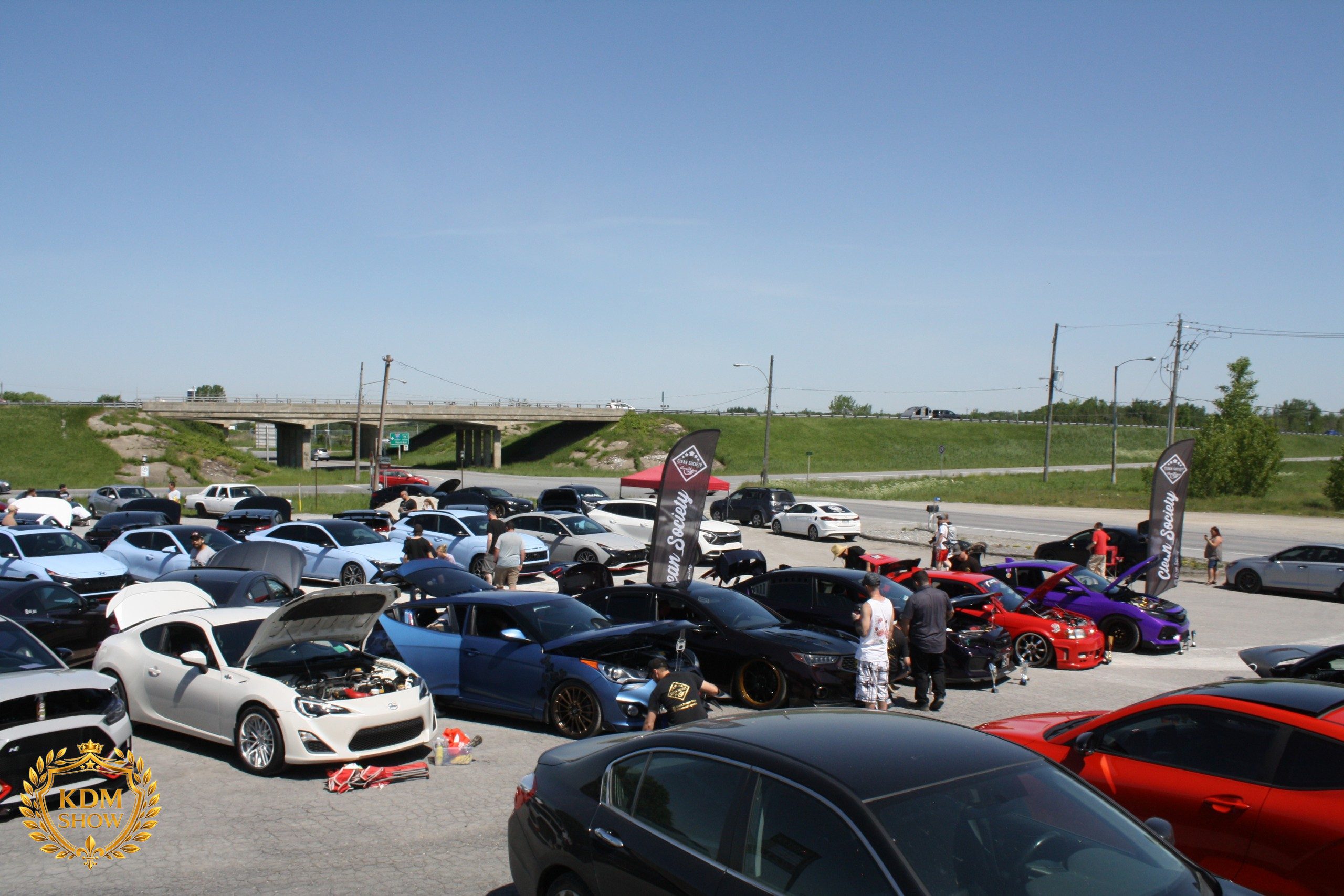 Vue d’ensemble des voitures et participants du KDM Show 2024